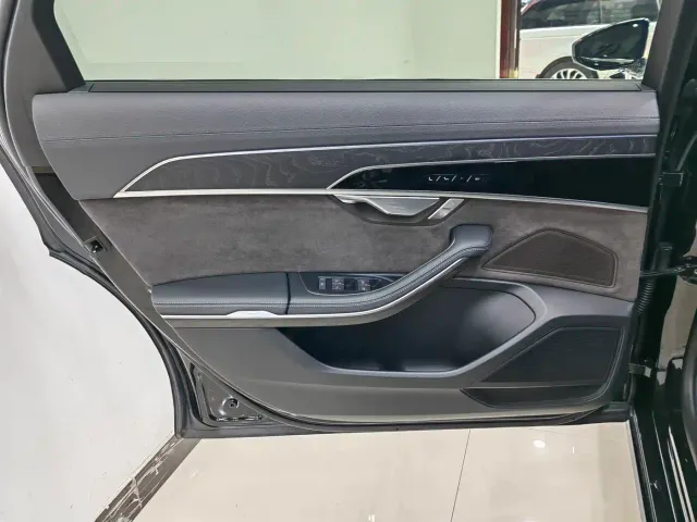 Audi A8 — Фото автомобиля 15