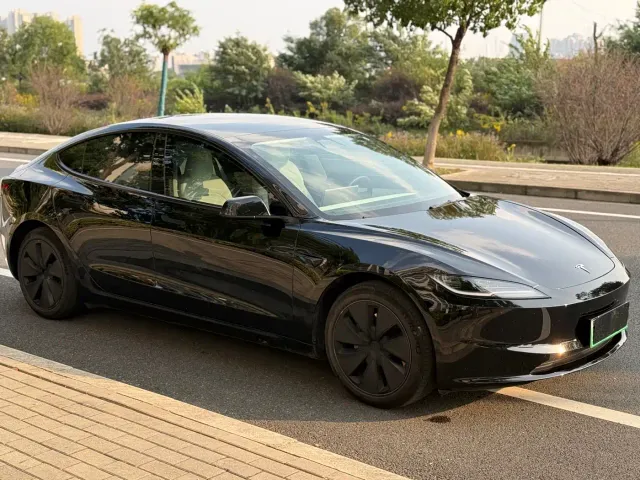 Tesla Model 3 — Фото автомобиля 6