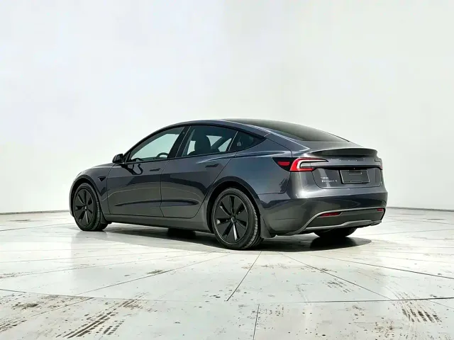 Tesla Model 3 — Фото автомобиля 11