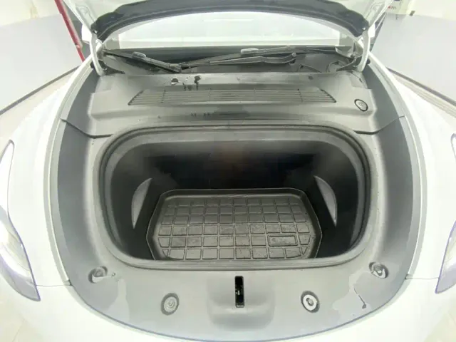 Tesla Model Y — Фото автомобиля 12