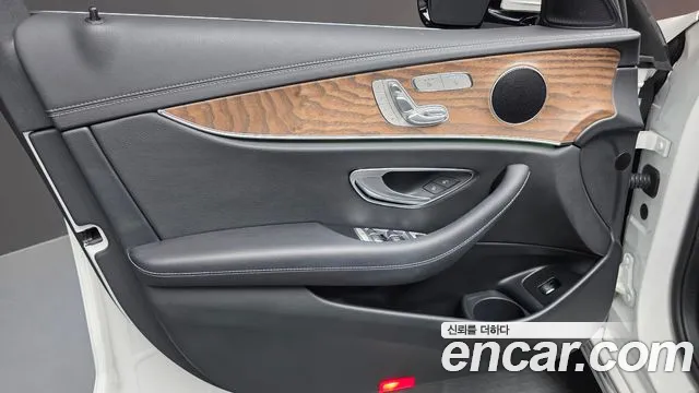 Mercedes-Benz E-Class — Фото автомобиля 19