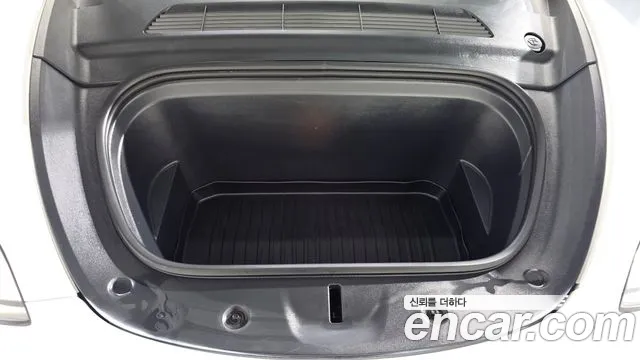 Tesla Model Y — Фото автомобиля 9