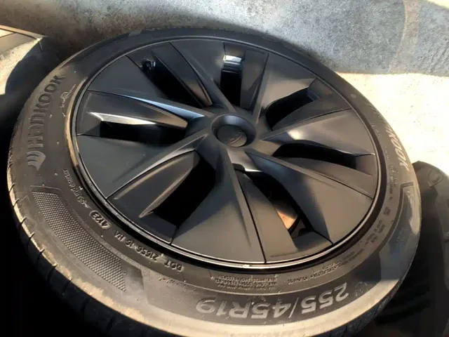 Tesla Model Y — Фото автомобиля 22