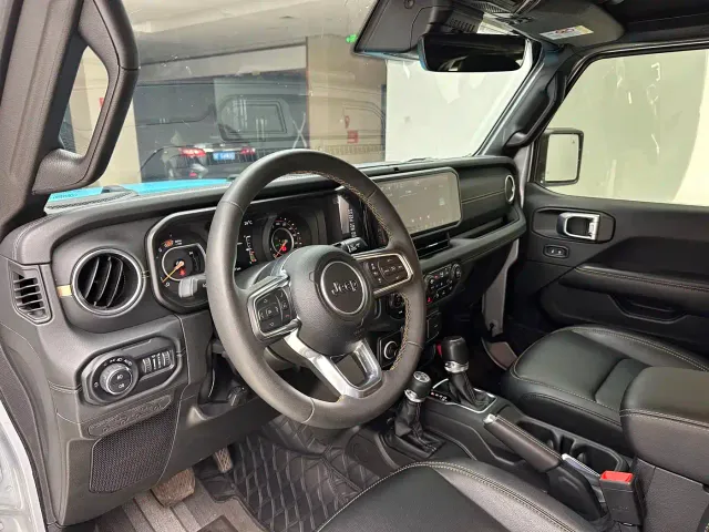 Jeep Wrangler — Фото автомобиля 12