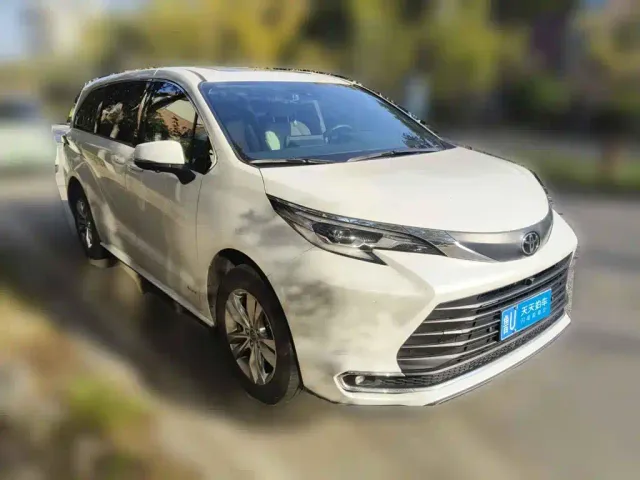 Toyota Sienna — Фото автомобиля 3