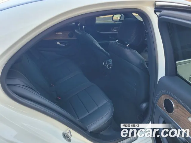Mercedes-Benz E-Class — Фото автомобиля 12