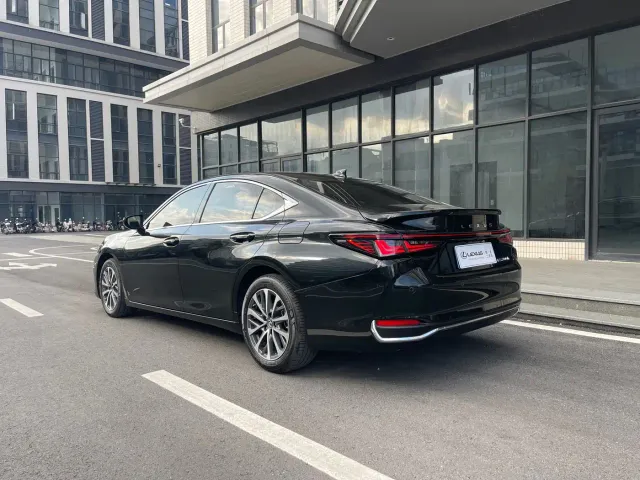 Lexus ES — Фото автомобиля 3