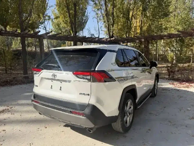 Toyota RAV4 — Фото автомобиля 7