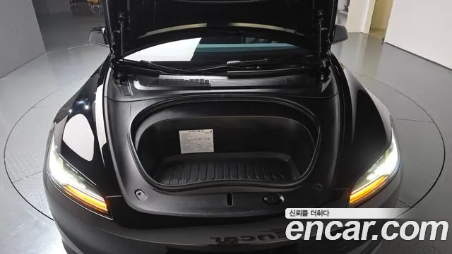 Tesla Model 3 — Фото автомобиля 9