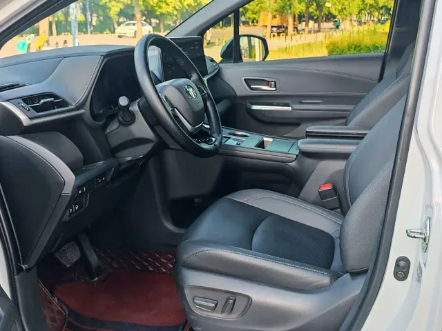 Toyota Sienna — Фото автомобиля 10