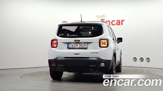 Jeep Renegade — Фото автомобиля 4