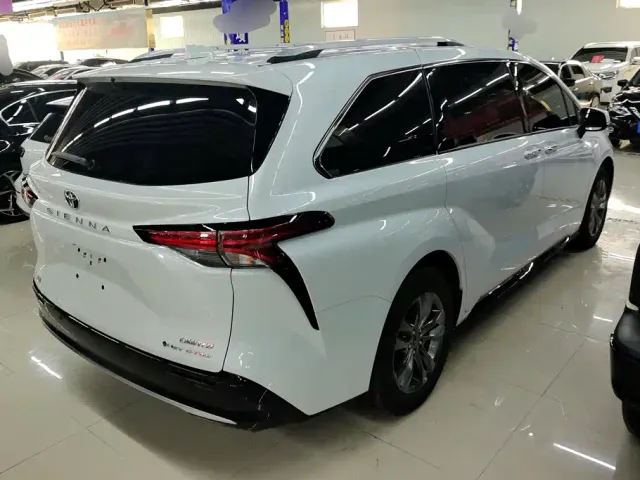 Toyota Sienna — Фото автомобиля 3