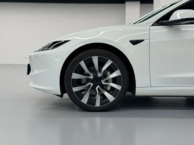 Tesla Model 3 — Фото автомобиля 6