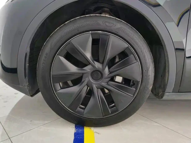 Tesla Model Y — Фото автомобиля 6