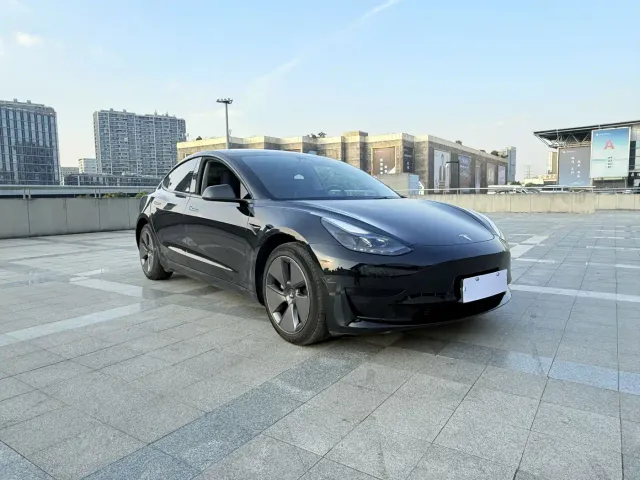 Tesla Model 3 — Фото автомобиля 3