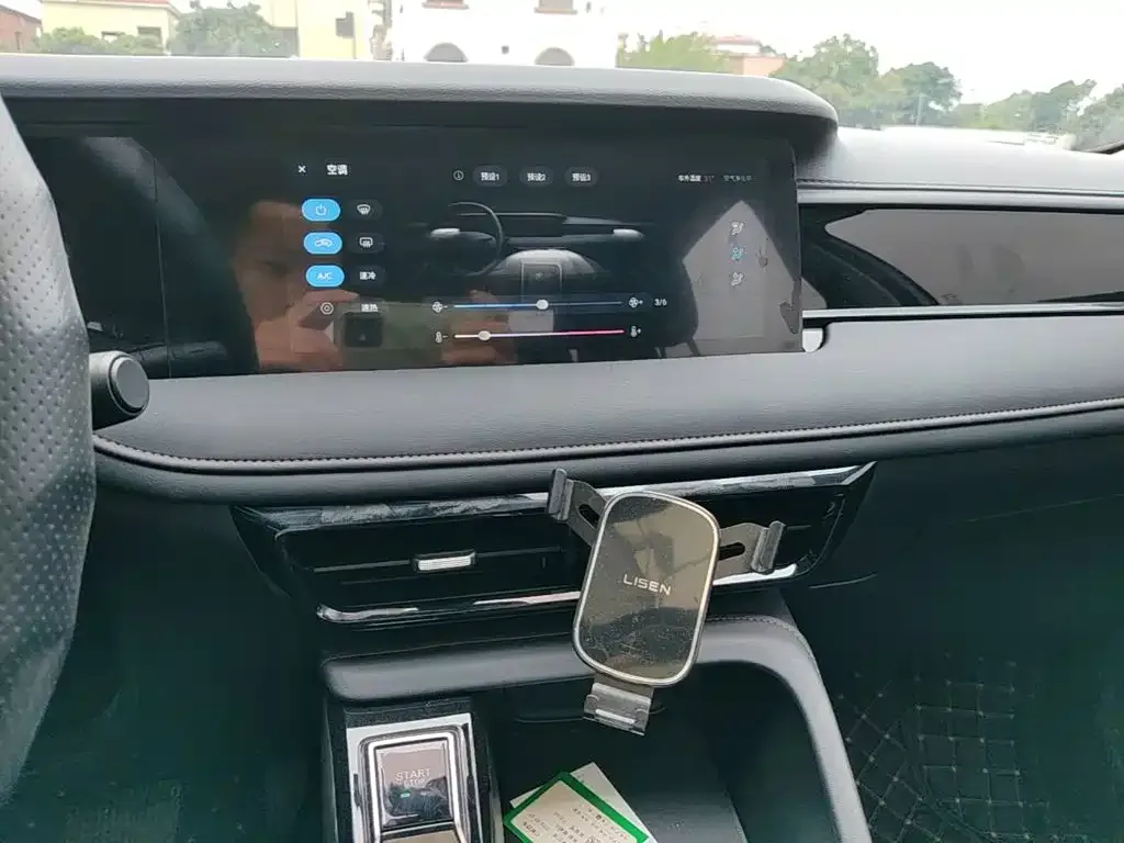 Roewe Roewe i5 2023 1.5L CVT Luxury Edition — Фото автомобиля 8