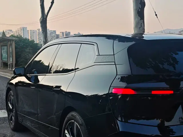 BMW iX — Фото автомобиля 14
