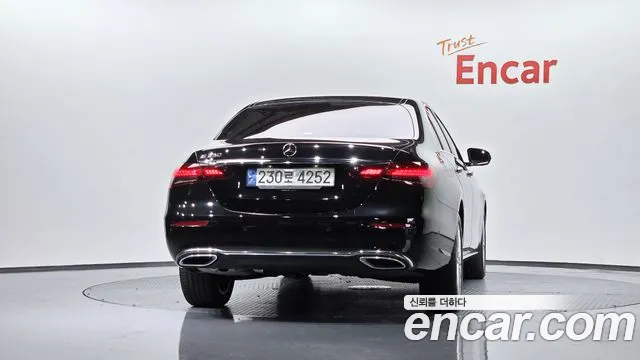 Mercedes-Benz E-Class — Фото автомобиля 4