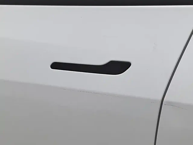 Tesla Model Y — Фото автомобиля 18