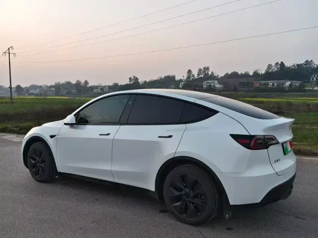 Tesla Model Y — Фото автомобиля 8