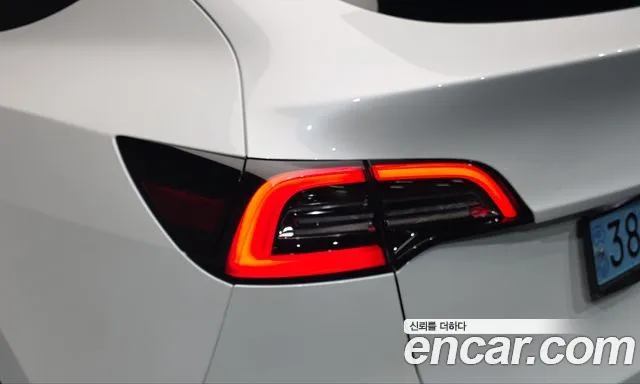 Tesla Model Y — Фото автомобиля 8