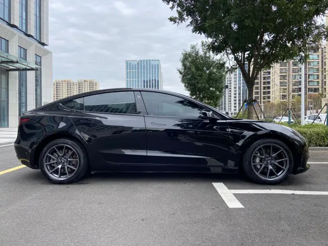 Tesla Model 3 — Фото автомобиля 6