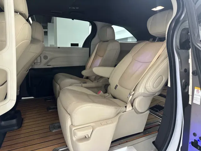 Toyota Sienna — Фото автомобиля 7