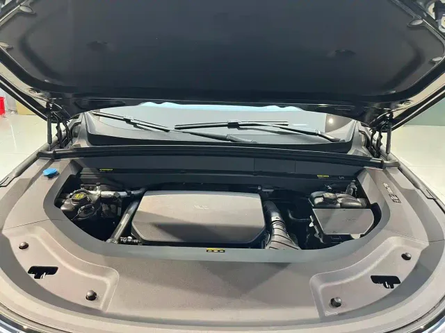 Li Auto L8 — Фото автомобиля 5
