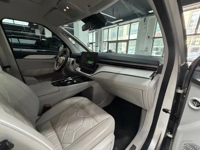 Volvo EM90 — Фото автомобиля 11