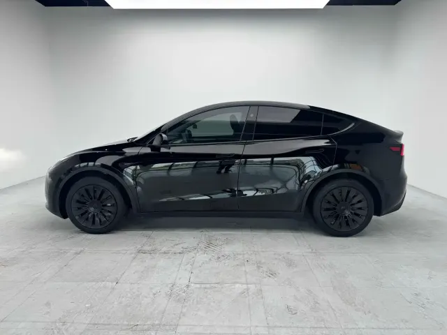Tesla Model Y — Фото автомобиля 8