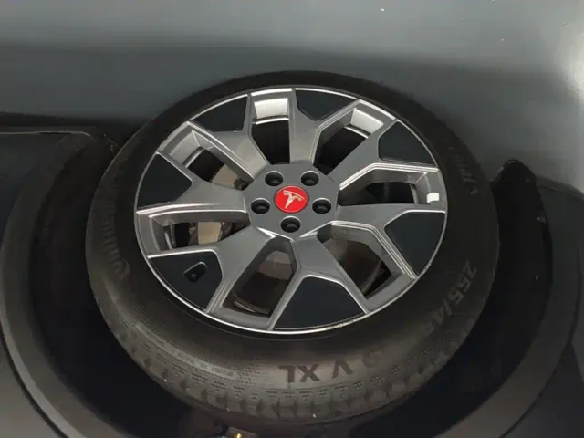 Tesla Model Y L — Фото автомобиля 22