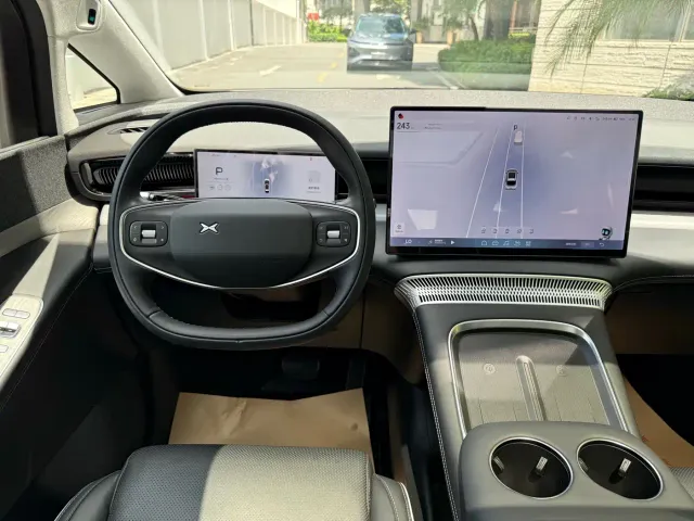 Xpeng X9 — Фото автомобиля 18