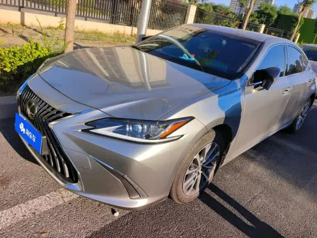 Фотография автомобиля — Lexus ES