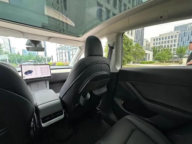 Tesla Model Y — Фото автомобиля 18