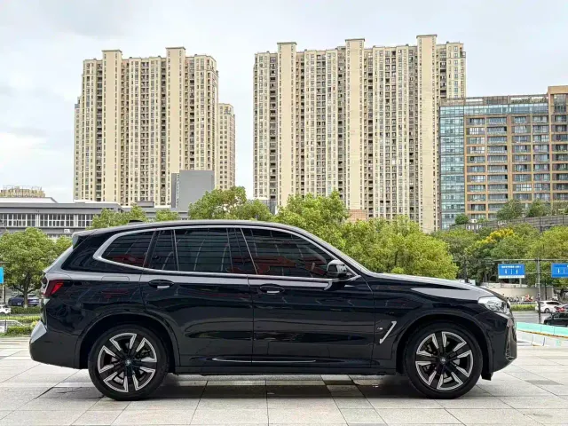 BMW iX3 — Фото автомобиля 4