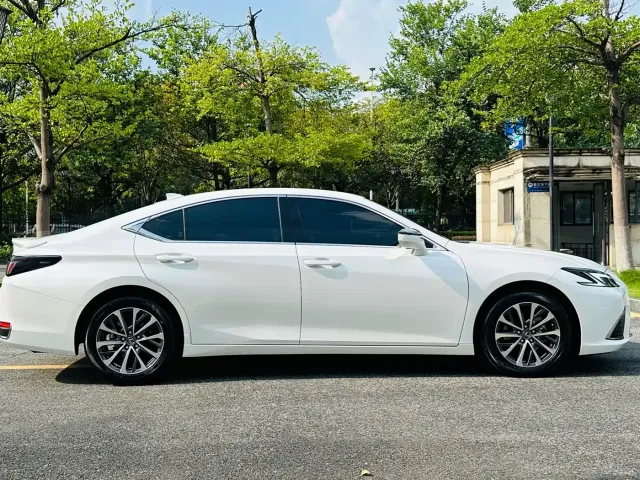 Lexus ES — Фото автомобиля 4