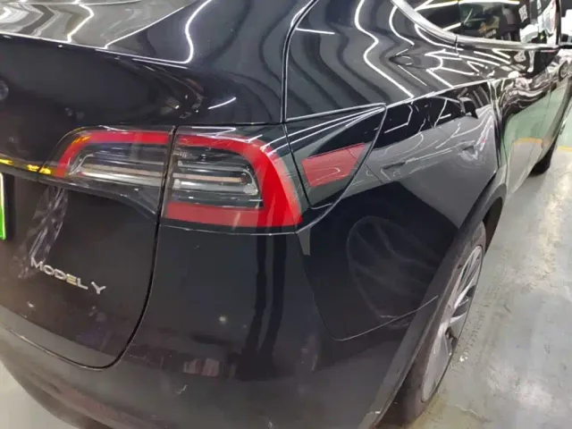 Tesla Model Y — Фото автомобиля 23