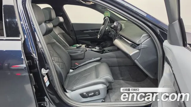 BMW 5 Series G60 — Фото автомобиля 11