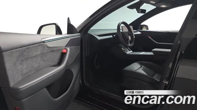 Tesla Model Y — Фото автомобиля 9