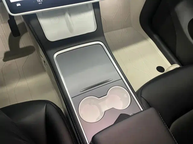 Tesla Model Y — Фото автомобиля 26