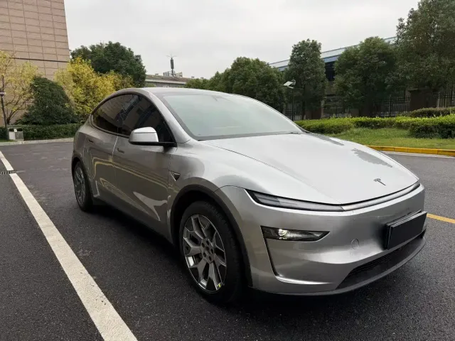 Tesla Model Y L — Фото автомобиля 3