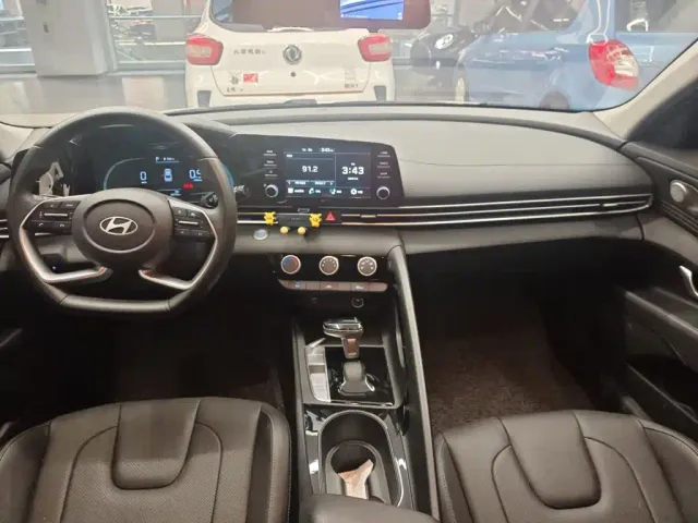 Hyundai Elantra — Фото автомобиля 15