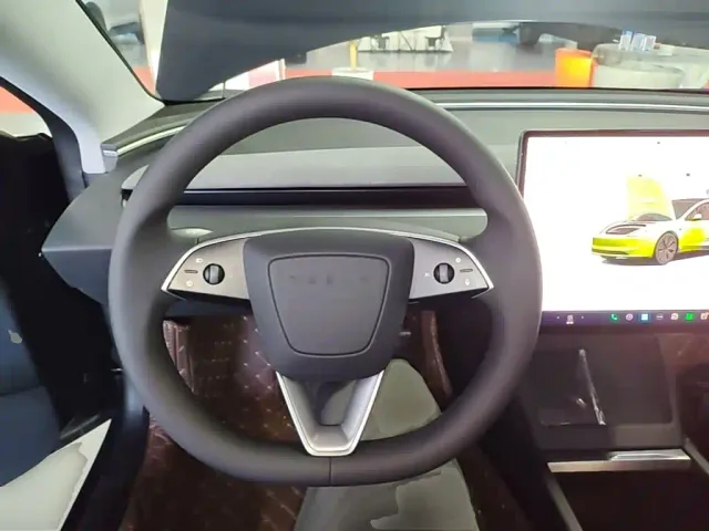Tesla Model 3 — Фото автомобиля 10