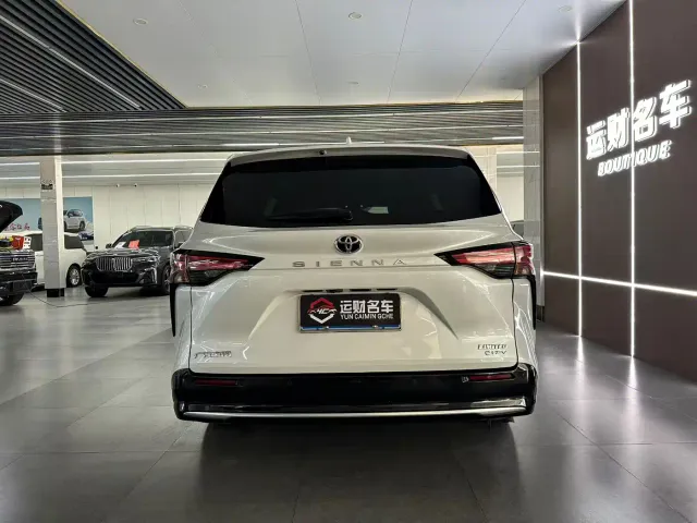 Toyota Sienna — Фото автомобиля 8