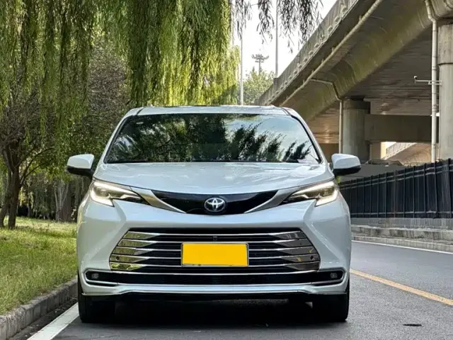 Toyota Sienna — Фото автомобиля 2