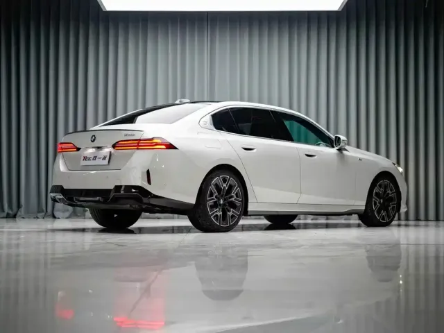 BMW 5 Series — Фото автомобиля 11