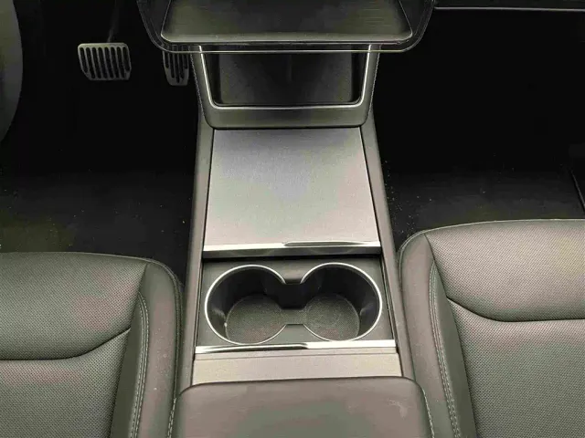 Tesla Model Y — Фото автомобиля 14