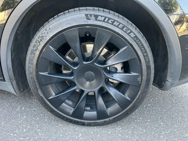 Tesla Model Y — Фото автомобиля 5