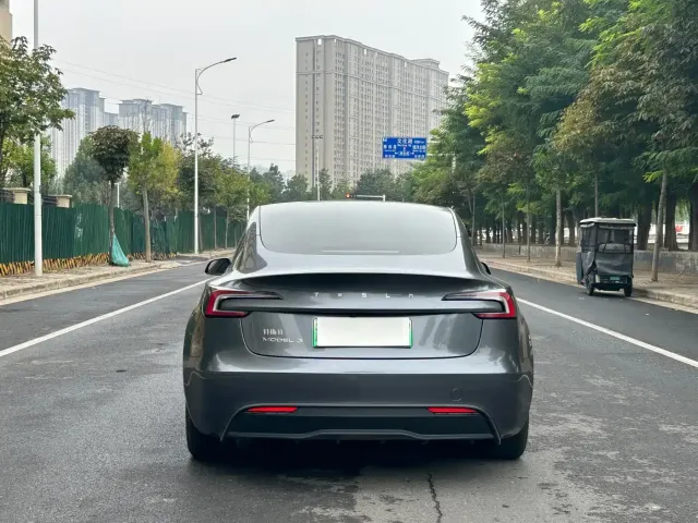 Tesla Model 3 — Фото автомобиля 8