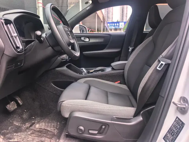 Volvo XC40 — Фото автомобиля 3
